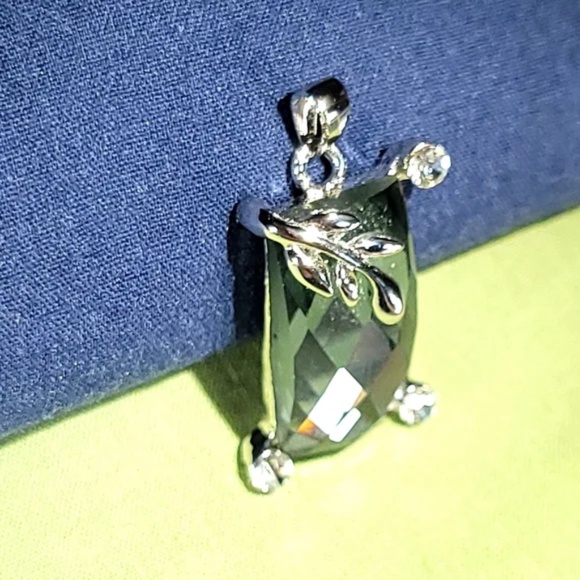 Cut Crystal Pendant with Ivy and Rhinestone Details - Picture 5 of 7